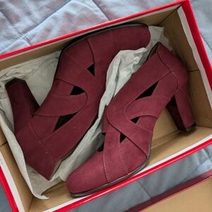 Like-new Aerosoles Rigmarole (wine) heels, 8.5